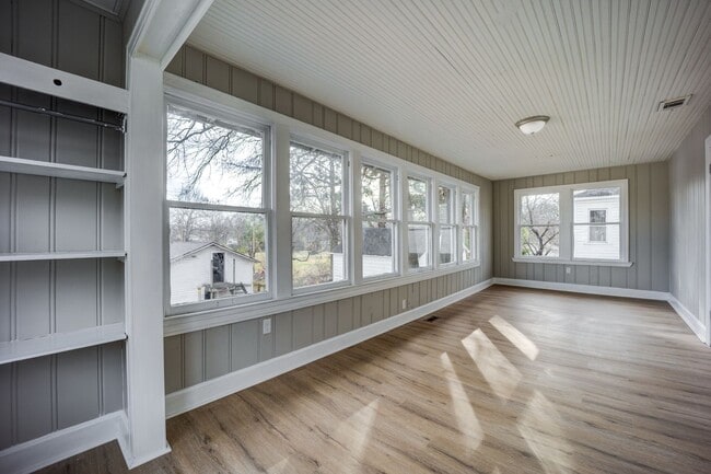 Building Photo - Freshly Updated 4 Bedroom House