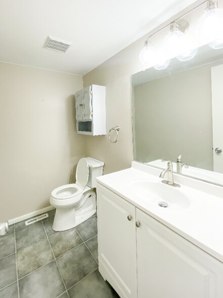 Building Photo - 2282 S Oakland Way