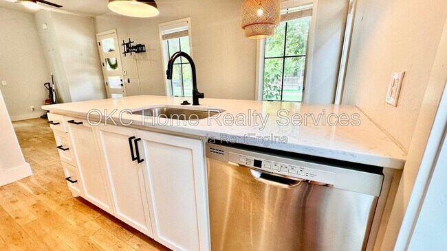 Building Photo - 941 Pedalers Ln