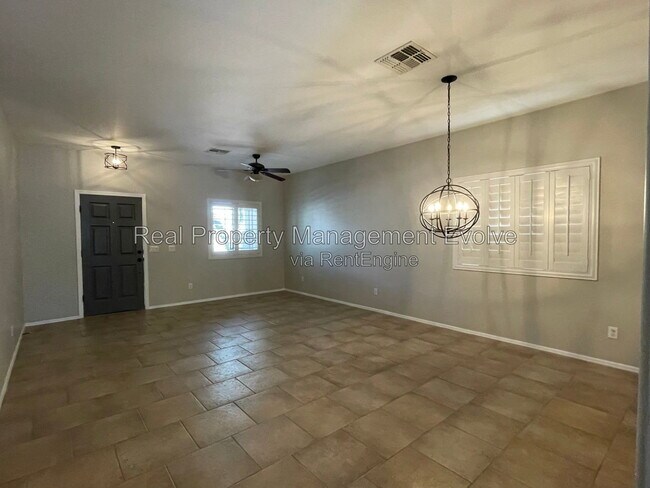Building Photo - 3632 W Jacksonville Dr