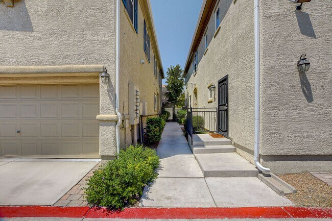 Building Photo - 3909 Sweet Pine St