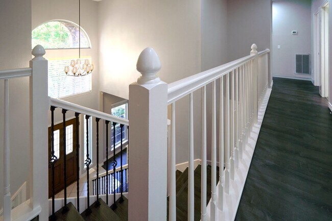Building Photo - Mission Ridge beauty-4 bedroom 3 1/2 bath-...