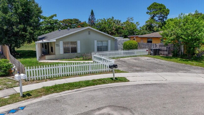 Building Photo - 3943 Roan Ct W