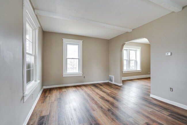 Building Photo - Spacious 3 Bedroom Akron Home