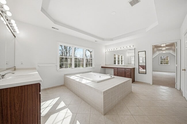 Building Photo - 9 Overlook Rd