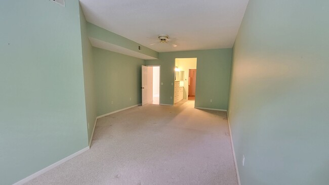 Building Photo - Desirable 2 bed/ 2 bath/1 car Condo in The...