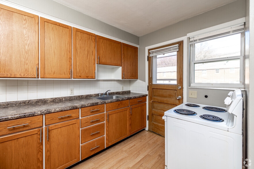 2BR, 1BA - 794SF - Kitchen - Eagle Point Townhomes