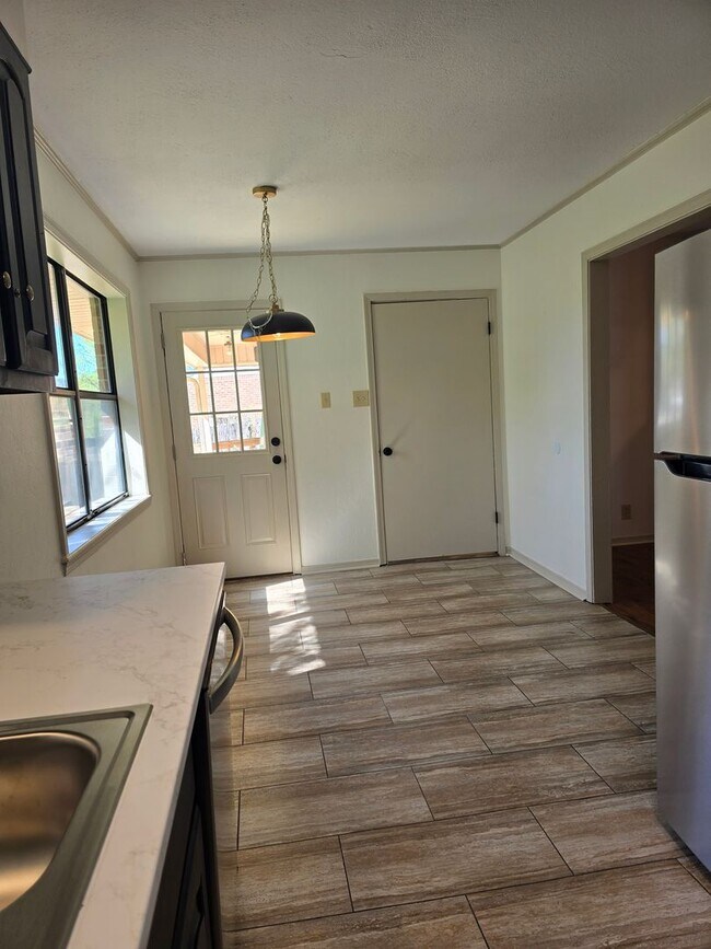 Building Photo - Newly Renovated 3/2/2 with Cul-de-Sac Location