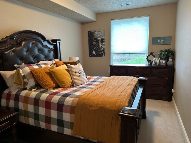 Building Photo - Stunning home on the OGA course