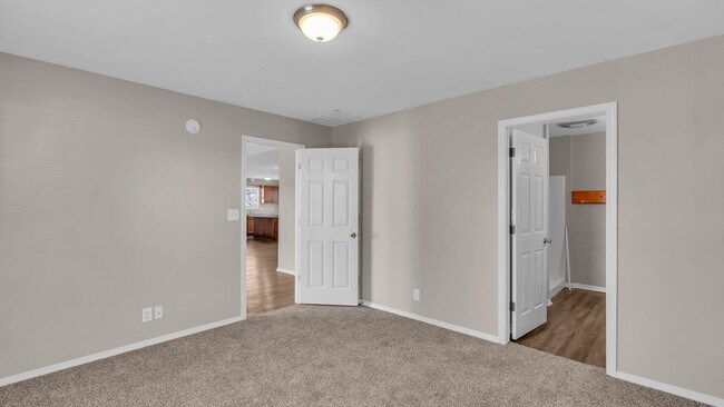 Building Photo - 3 Bed, 2 Bath in Tulsa - Available mid Oct...