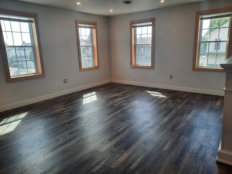 Building Photo - 247 Main St