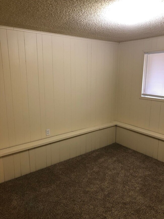 Building Photo - Large 3 Bed, 2 Bath Split Level Home in Newberg- Landscaping Included