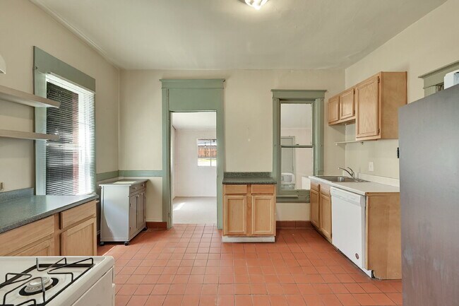 Building Photo - $2,395 - 2 Bed, 2 Bath Townhome in Great D...