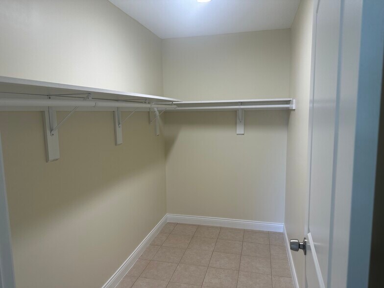 Walk-in Closet - 461 Virginia Ct