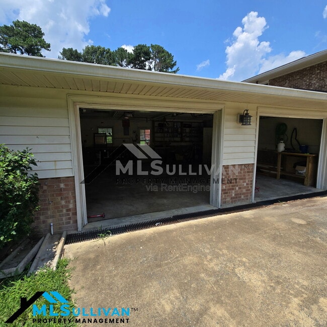 Building Photo - 2601 Cohnwood Dr