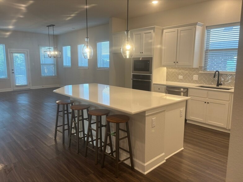Building Photo - 8625 Spindletop Dr