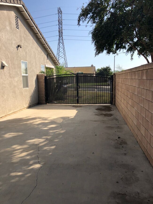 Building Photo - 3117 Thoroughbred St