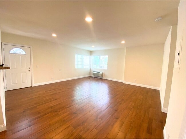 Building Photo - Luxury Spacious 2BD Apartment Home! AC! Wa...