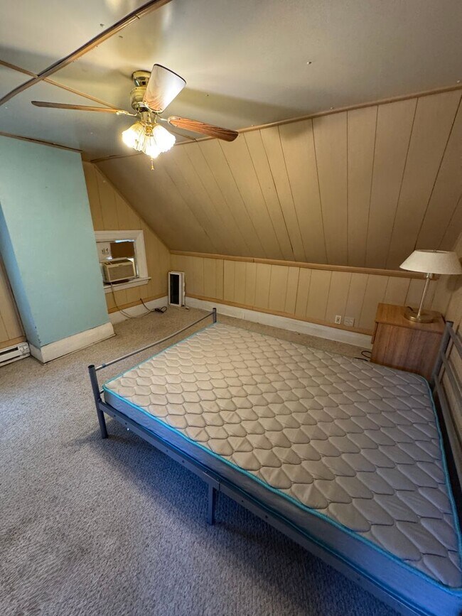 Building Photo - 5 Bedroom 2.5 Bath in Squirrel Hill