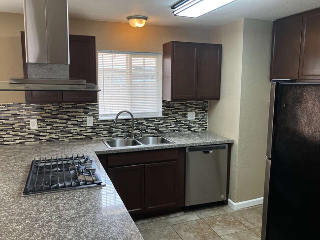 Building Photo - "Charming 3-Bedroom 1 BATH  Haven in Merce...