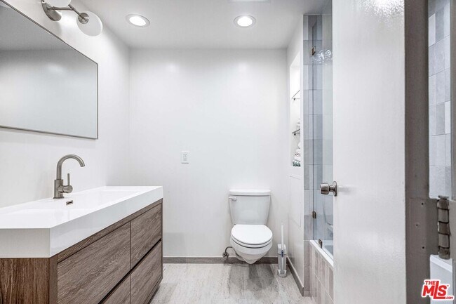 Building Photo - 800 W 1st St