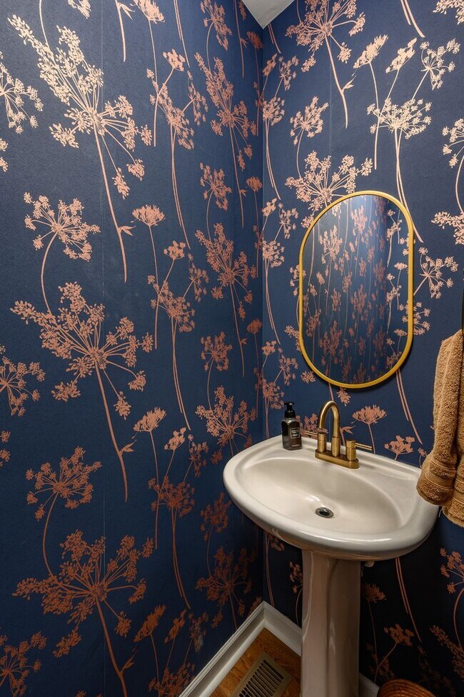 Building Photo - **UPDATED BRENTWOOD HOME THAT DOESN'T FEEL LIKE A RENTAL**