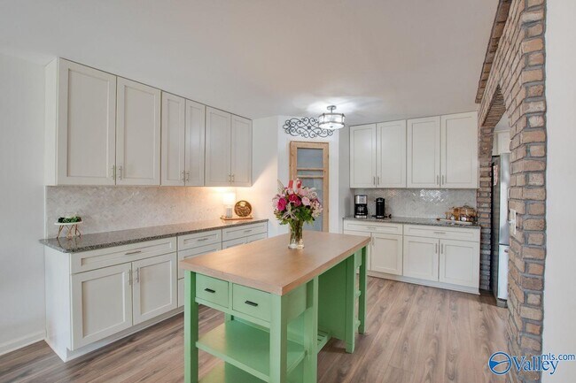 Building Photo - 2013 Wrenwood Dr SE