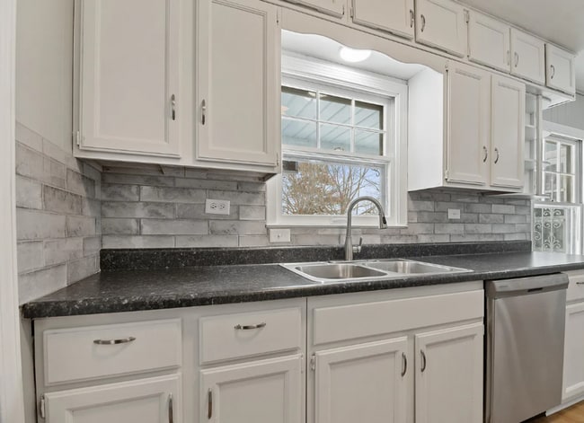 Building Photo - Welcome home to this beautiful 3-bedroom, 2-bathroom with Bonus room located Northeast Wichita.