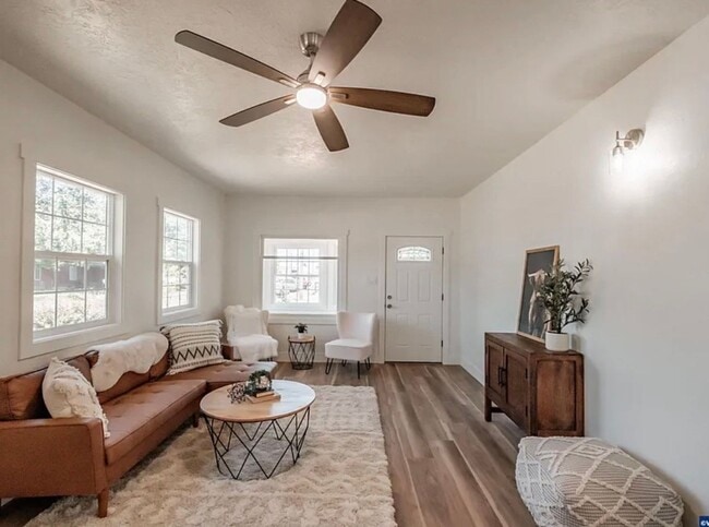 Building Photo - 3 Bedroom Home on Large Corner Lot!