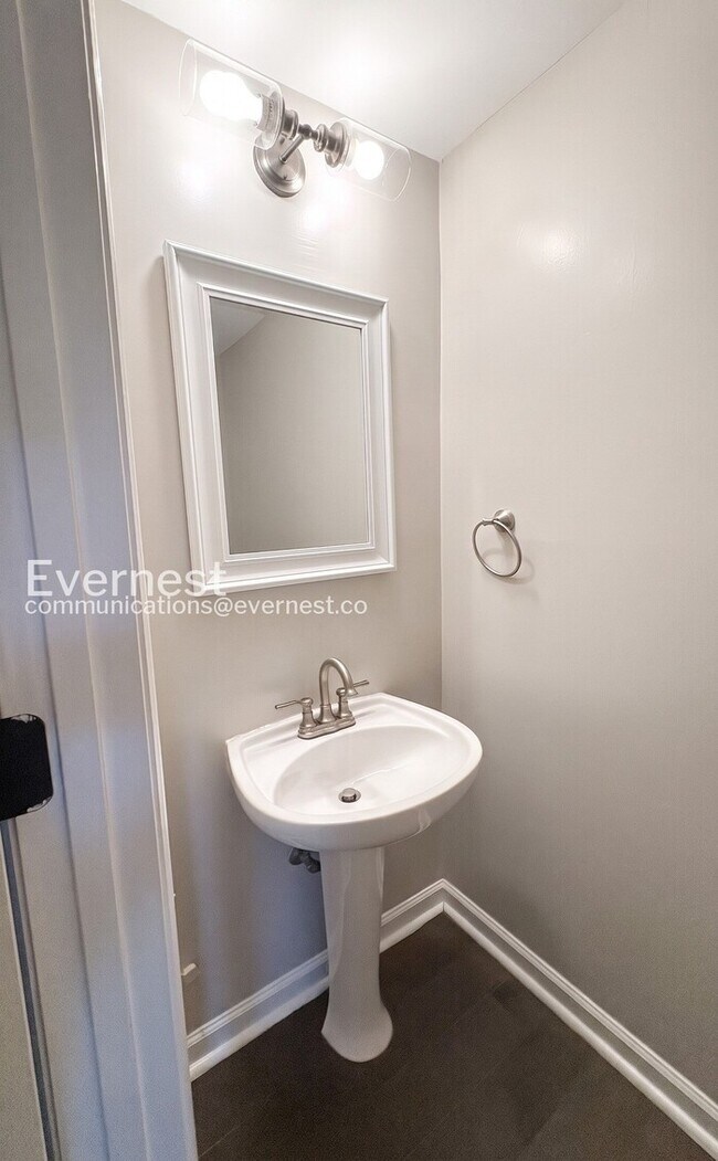 Building Photo - 3 Bed/2.5 Bath Home with Off-Street Parking / Pet-Friendly / Available Now!