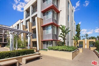 Building Photo - 360 W Ave 26