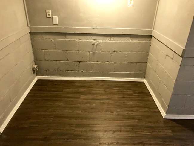 Building Photo - 207 N Walnut Ave