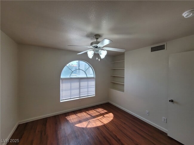Building Photo - 3125 N Buffalo Dr