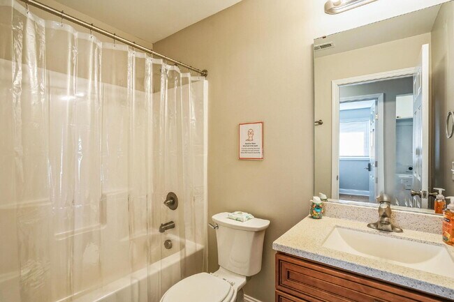 Building Photo - Stylish, Newly-Renovated Home in Raleigh with Great Location!
