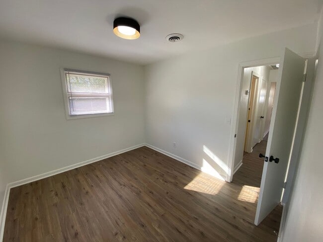 Building Photo - Charming 3 Bedroom House in Quite Neighborhood