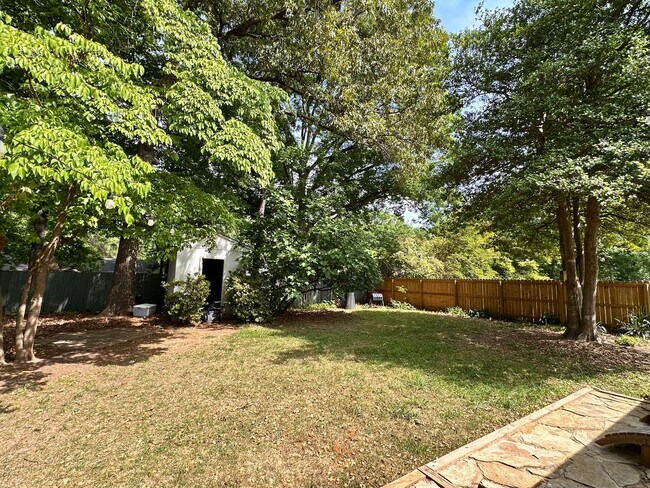 Building Photo - Charming 3 bed 2 bath ranch with fenced yard  available 6/5/2026!
