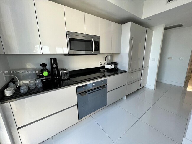 Building Photo - 1010 Brickell Ave