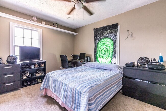 Building Photo - Pre-Leasing Summer 2023: Spacious 4/2,