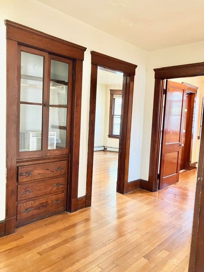Building Photo - College Rental