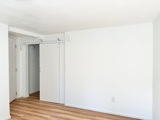 Building Photo - Converted Duplex 2 Bed 1 Bath w/ Private Y...
