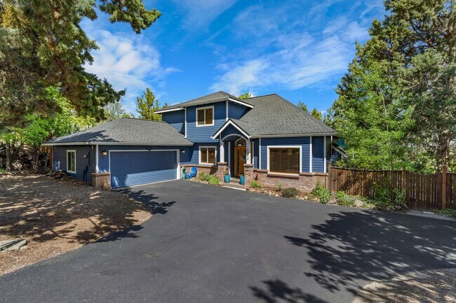 Building Photo - Beautiful bright home with large yard, fin...