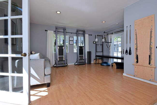 Building Photo - 10633 Chiquita St