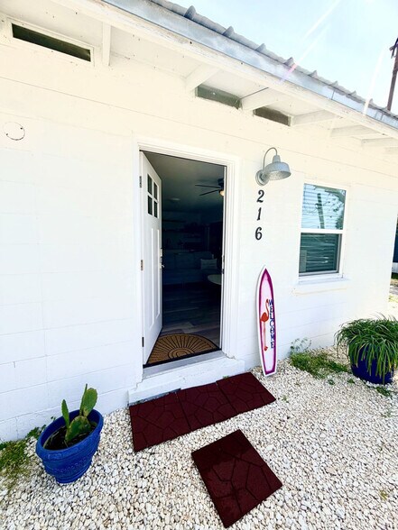 Building Photo - 216 La Paloma Pl