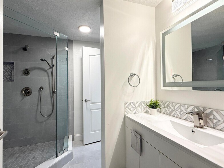Building Photo - 11024 Legacy Dr