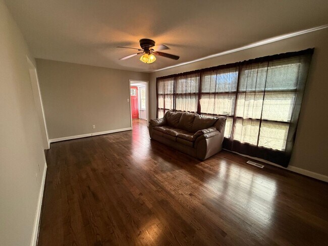 Building Photo - 3 bedroom, 2 bath House