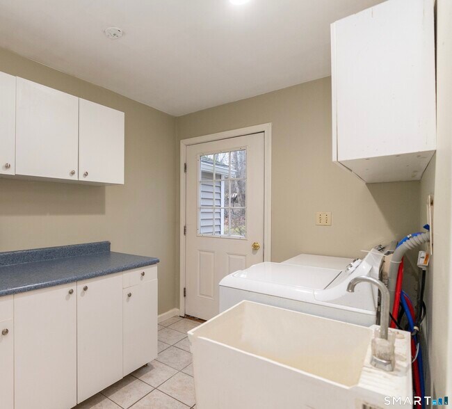 Building Photo - 8 Oak Tree Ln