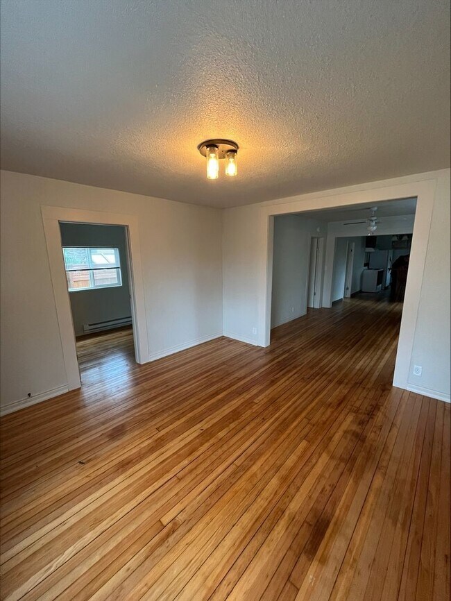 Building Photo - Charming home in Edison District