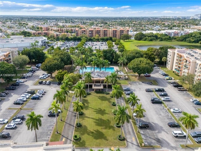 Building Photo - 9320 Fontainebleau Blvd