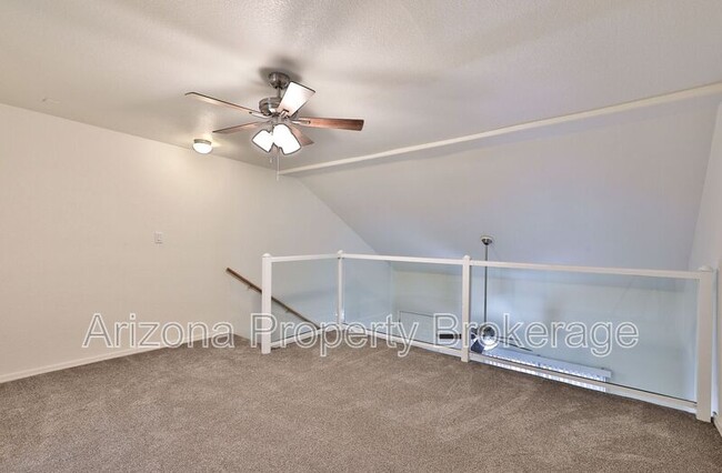 Building Photo - 2121 W Royal Palm Rd