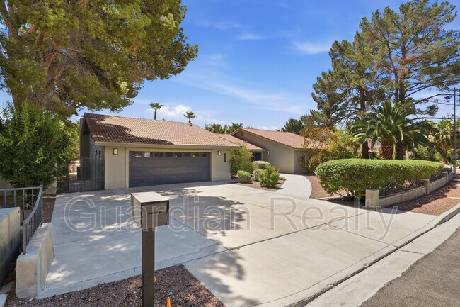 Building Photo - 3007 La Mesa Dr